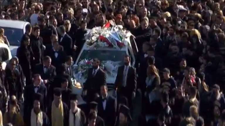 Θρήνος και σπαραγμός στο τελευταίο αντίο στον Παντελή