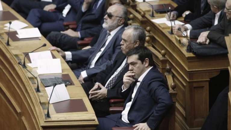 Η κυβέρνηση σε κλοιό και τα σενάρια ανασχηματισμού