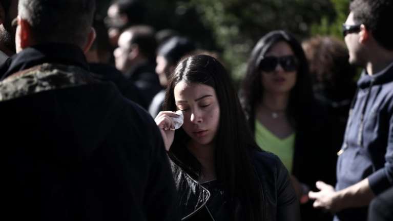 Λαοθάλασσα και λιποθυμίες στην κηδεία του Παντελίδη