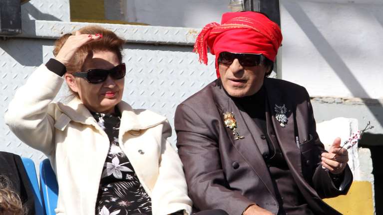 Ο Γιώργος Μάγγας στο γήπεδο με τουρμπάνι και παράσημα