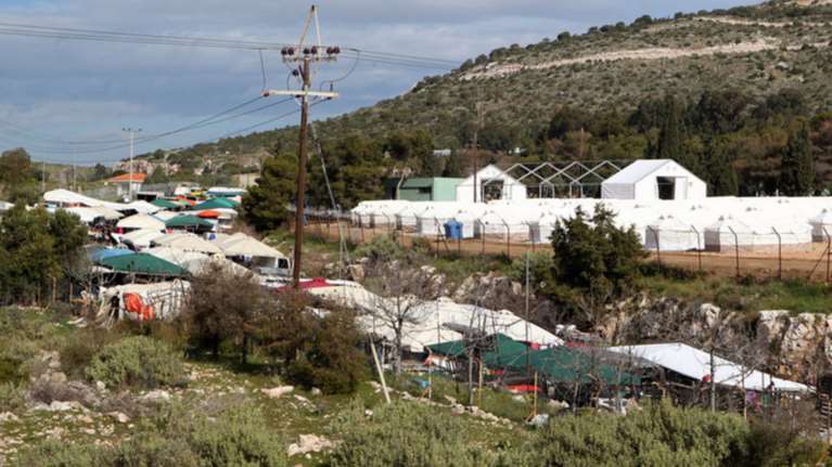 Αρον άρον μεταφέρουν πρόσφυγες στο κέντρο του Σχιστού