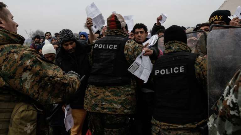 «Συσκότιση» στην Ειδομένη με προσαγωγές δημοσιογράφων