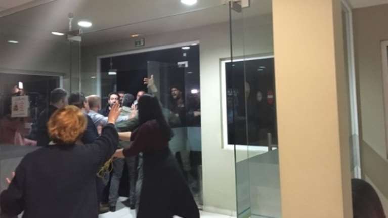 Αγρότες προπηλάκισαν βουλευτή του ΣΥΡΙΖΑ