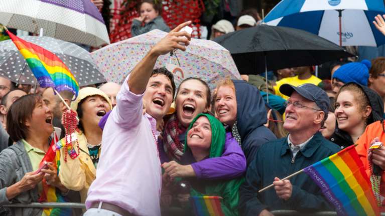 Ενθουσιασμός για τον πρώτο πρωθυπουργό που θα παρελάσει στο Gay Pride