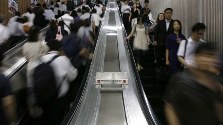 Κυλιόμενη σκάλα αλλάζει κατεύθυνση και προκαλεί ανθρώπινη καραμπόλα