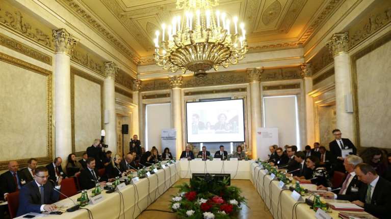 Bild: Στη Βιέννη φτιάχνουν το «Σύμφωνο Αντι-Μέρκελ»