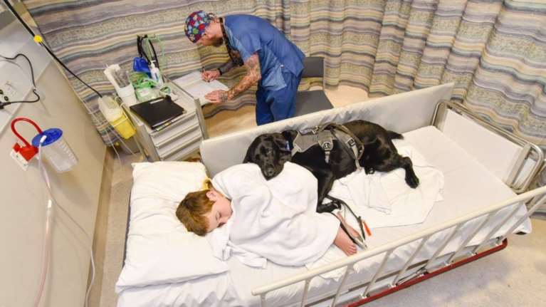 Ανιδιοτελής αγάπη: Συγκλονίζει ο φύλακας άγγελος ενός παιδιού με αυτισμό