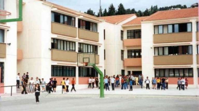 Επίθεση με σιδερογροθιές σε μαθητές έξω από σχολείο