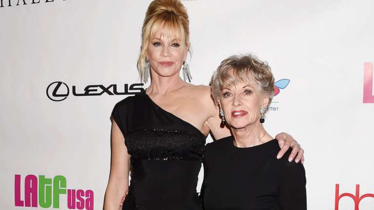 Η 58χρονη Μέλανι Γκρίφιθ σε σπάνια εμφάνιση με την 86χρονη θρυλική μαμά της