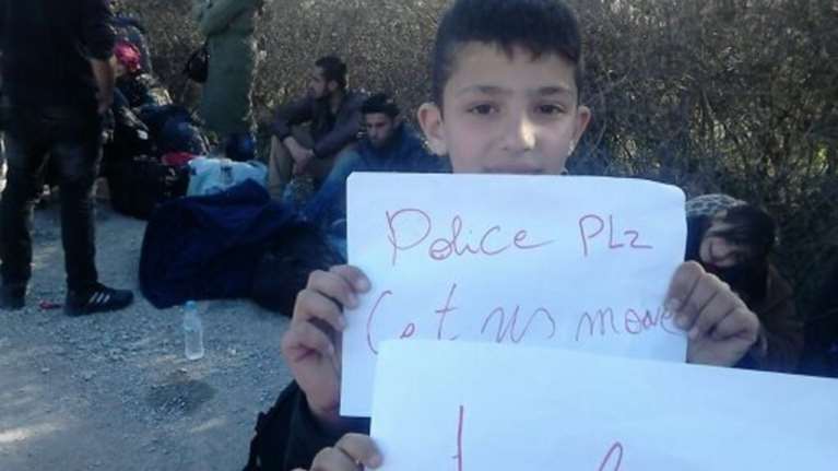 Ραγίζουν καρδιές τα προσφυγόπουλα: «Αφήστε μας να προχωρήσουμε»
