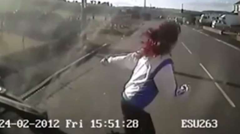 15χρονη κοιτάζει το κινητό της και παρασύρεται από όχημα