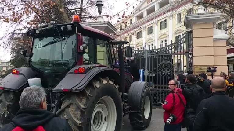 Οι αγρότες απειλούν με «πολιορκία» το Μακεδονίας-Θράκης