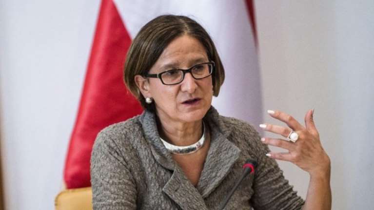 «Πόρτα» της Αθήνας στην Αυστριακή υπουργό Εσωτερικών