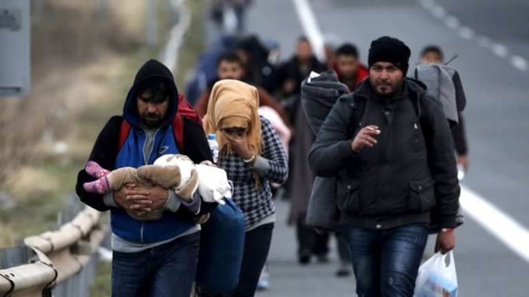 Καραβάνια απόγνωσης και καταυλισμοί μέσα στις πόλεις