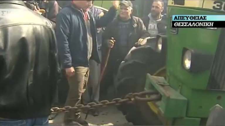 Αγρότες επιχειρούν να ρίξουν την πύλη του υπουργείου Μακεδονίας-Θράκης