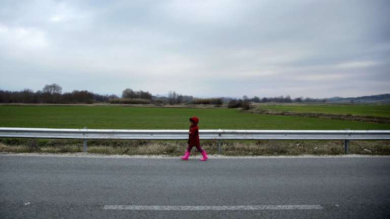 Ενα προσφυγόπουλο περπατά μόνο του: Η πιο συγκινητική φωτογραφία της ημέρας