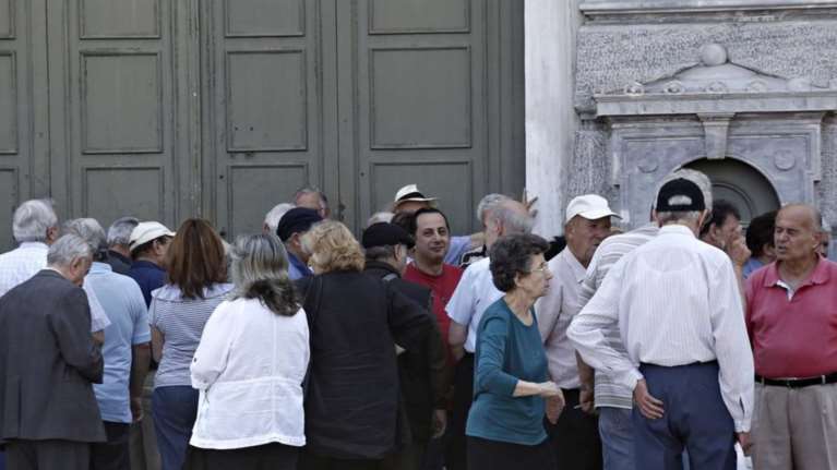 Η κυβέρνηση έστειλε στους θεσμούς σχέδιο για μείωση των συντάξεων