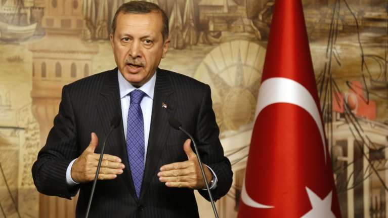 «Μπαϊράκι» Ερντογάν:Δεν σέβομαι την απόφαση αποφυλάκισης των δημοσιογράφων