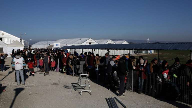 Χάος στην Ειδομένη, 25.000 εγκλωβισμένοι ανά την Ελλάδα