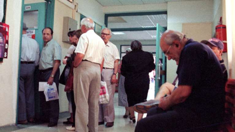Εκκρεμούν 330.000 συνταξιοδοτήσεις, αναμονή έως και τρία χρόνια