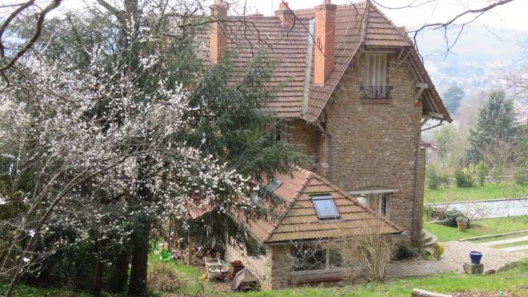 Νοίκιασαν σπίτι στο Παρίσι με πισίνα, κήπο και ένα... πτώμα!