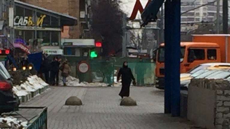 Μόσχα: Γυναίκα κρατά κομμένο κεφάλι παιδιού, απειλεί να ανατιναχθεί