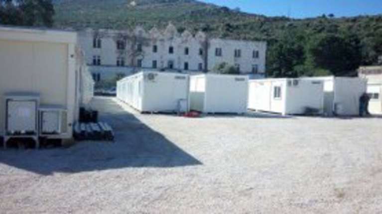 Σε ψυγεία παγωτών βάζουν τις σορούς των προσφύγων στη Λέρο