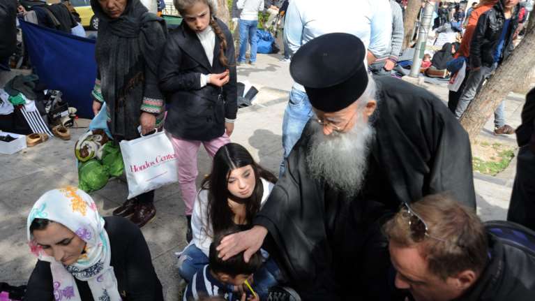 Ο παπάς της αγάπης &amp; παρηγορίας στην πλ. Βικτωρίας