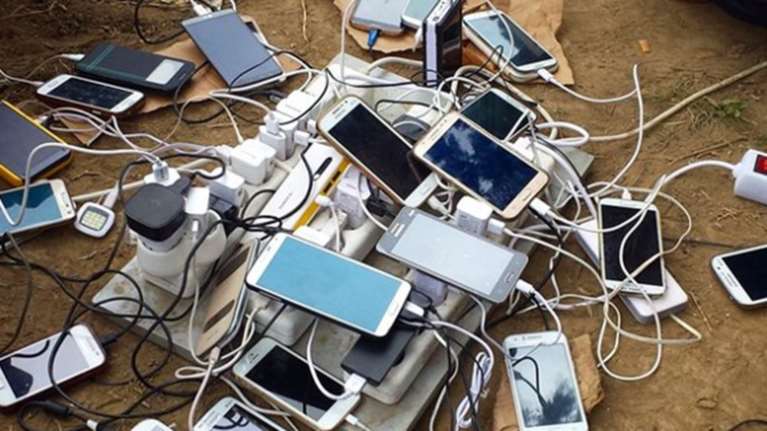 Σαρώνει το Διαδίκτυο: Πως φορτίζουν τα κινητά τους οι πρόσφυγες σε Ειδομένη