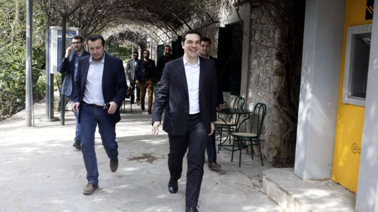 Ο Τσίπρας με τον Παππά «περπατούν» στον εθνικό κήπο