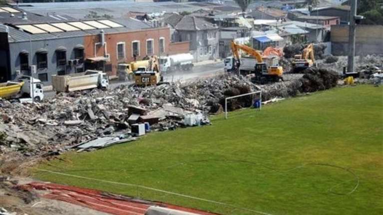 Μπουλντόζες γκρέμισαν το γήπεδο του Πανιωνίου στη Σμύρνη