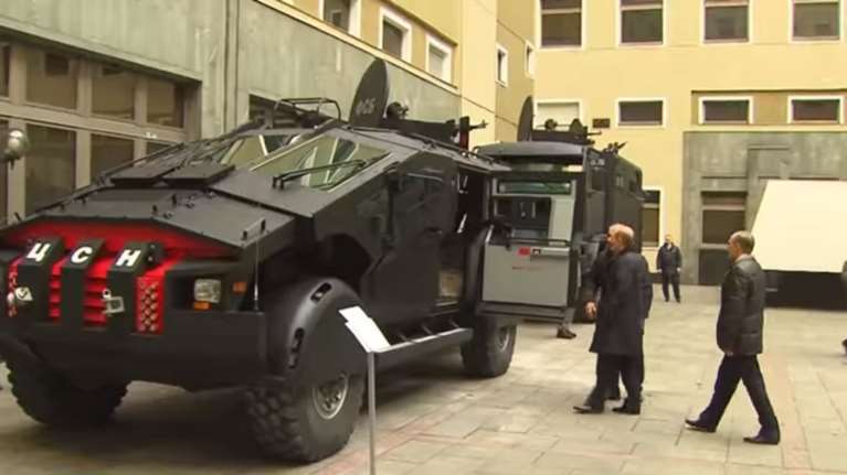 Ο Πούτιν επιθεωρεί τα «Batmobiles» του ρωσικού στρατού