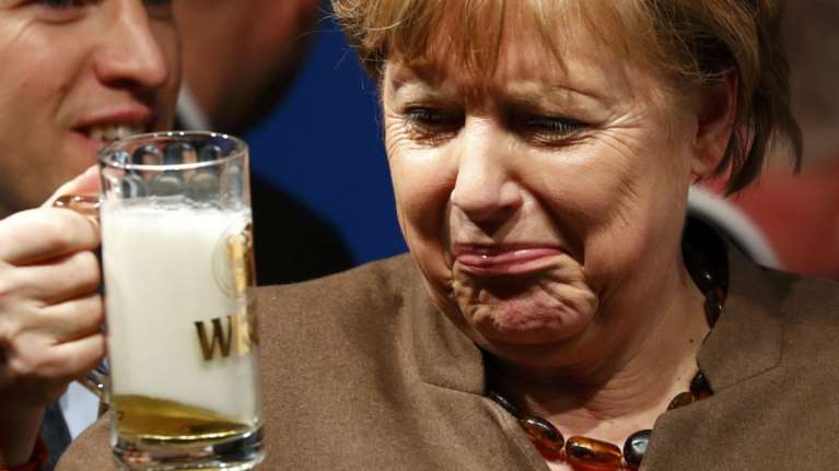 «Πίκραναν» τη Μέρκελ σε παραδοσιακή γιορτή