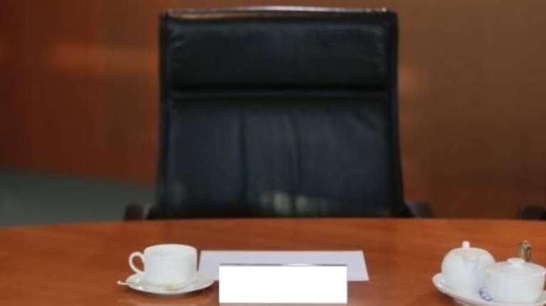 Κύπριος δημόσιος υπάλληλος σε Αναστασιάδη: Πληρώνομαι 5.000€ για να κάθομαι