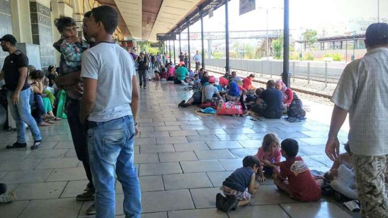 «Βουλιάζει» και ο σταθμός Λαρίσης από τους πρόσφυγες