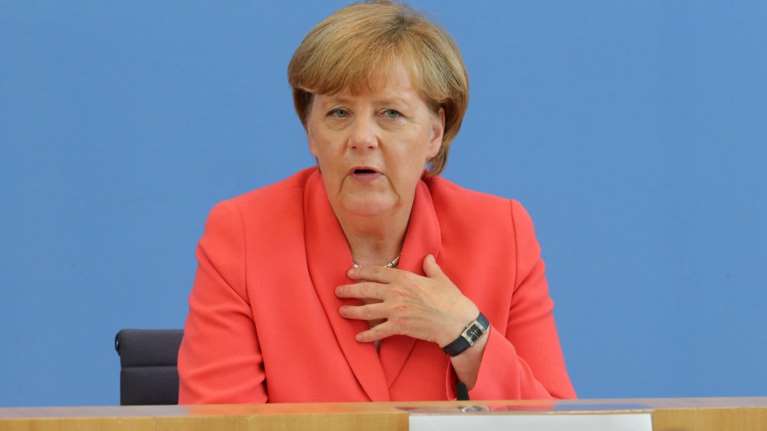 Μέρκελ: Να βοηθήσουμε, αλλά η Ελλάδα δεν τηρεί τις δεσμεύσεις της
