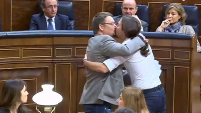 Ο Ιγκλέσιας φιλά βουλευτή του θερμά στο στόμα