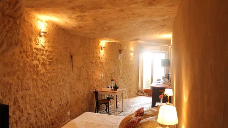 Ανεργος αγόρασε σπήλαιο 1€ και το έκανε παλάτι