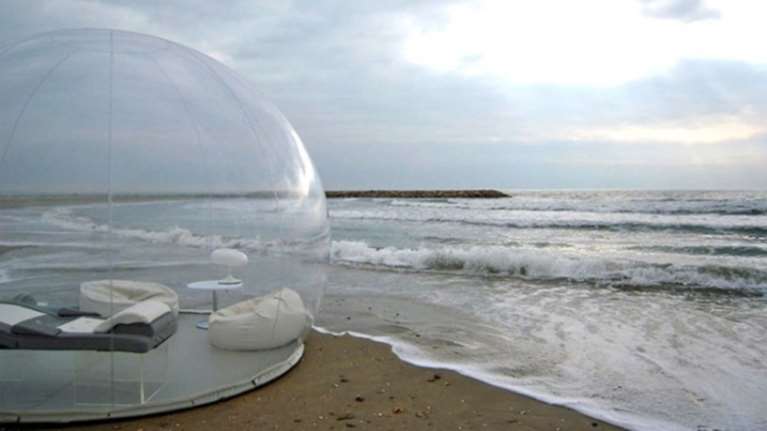 Μια πλαστική φούσκα - κρεβατοκάμαρα για να κοιμάσαι υπό το φως των αστεριών