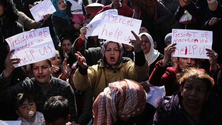 Κραυγή προσφύγων στην Ειδομένη: Μέρκελ βοήθησέ μας