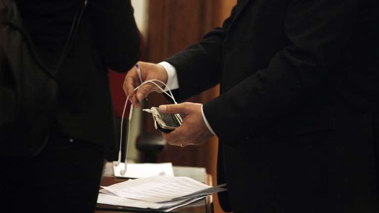 Οι υπουργοί παρέδωσαν τα κινητά τους πριν το υπουργικό