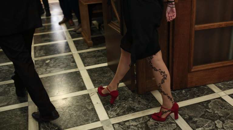 Η μυστηριώδης γυναίκα με το τολμηρό καλσόν &amp; τις γόβες στο Υπουργικό