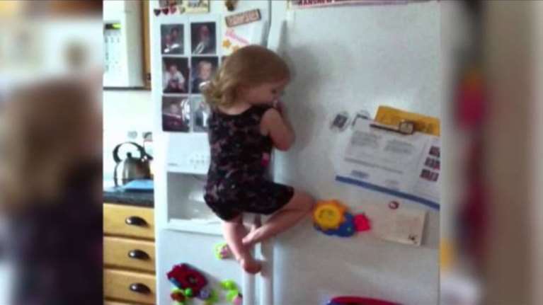 Δεν υπάρχει! Παιδί - νίντζα σκαρφαλώνει στο ψυγείο για να φάει