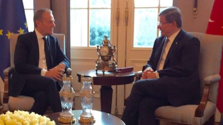 Τουσκ σε Νταβούτογλου: Πρέπει να εξαλειφθούν οι προσφυγικές ροές