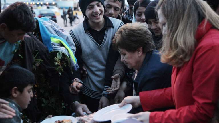 Το μήνυμα των προσφύγων στον Πειραιά: Αχ Ελλάδα σ΄αγαπώ!