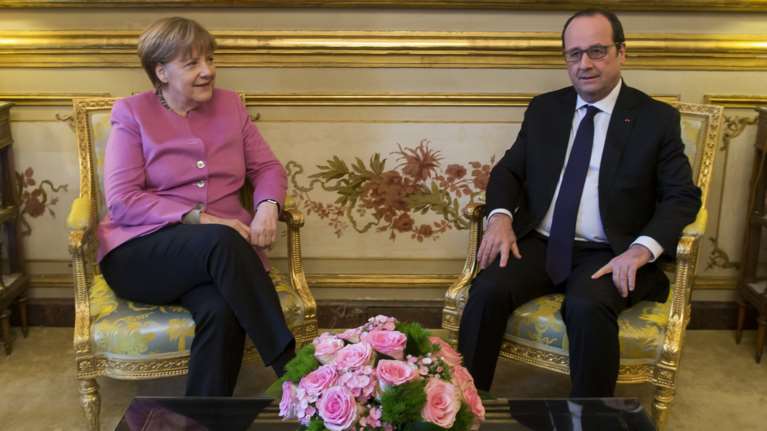 Συνάντηση Μέρκελ - Ολάντ στο Παρίσι για το προσφυγικό