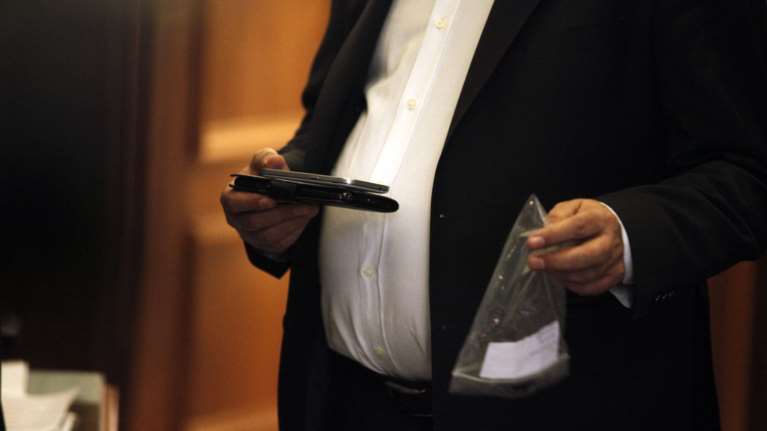 «Αυγή»: Να γιατί οι υπουργοί παρέδωσαν τα κινητά