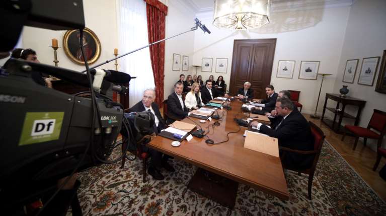 Τι είχε ο καφέ φάκελος του Τσίπρα στο Προεδρικό