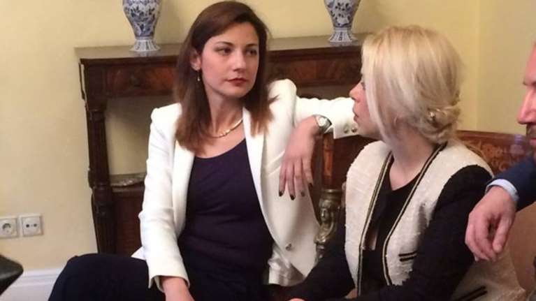 Οι δύο εντυπωσιακές παρουσίες στο πλευρό του Θεοδωράκη