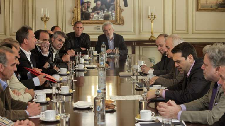 Παίρνει πίσω ο Τσίπρας τα «δώρα»  στους αγρότες